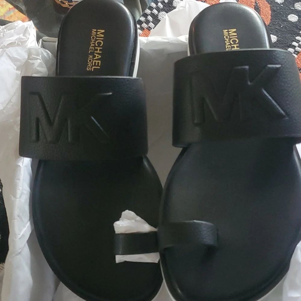 Michael kors gorgeous leather thong sandal black gorgeous comfy I own one